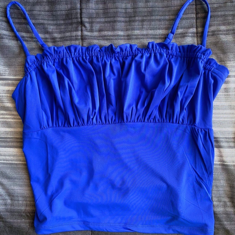 never worn blue y2k top
size medium can fit a small